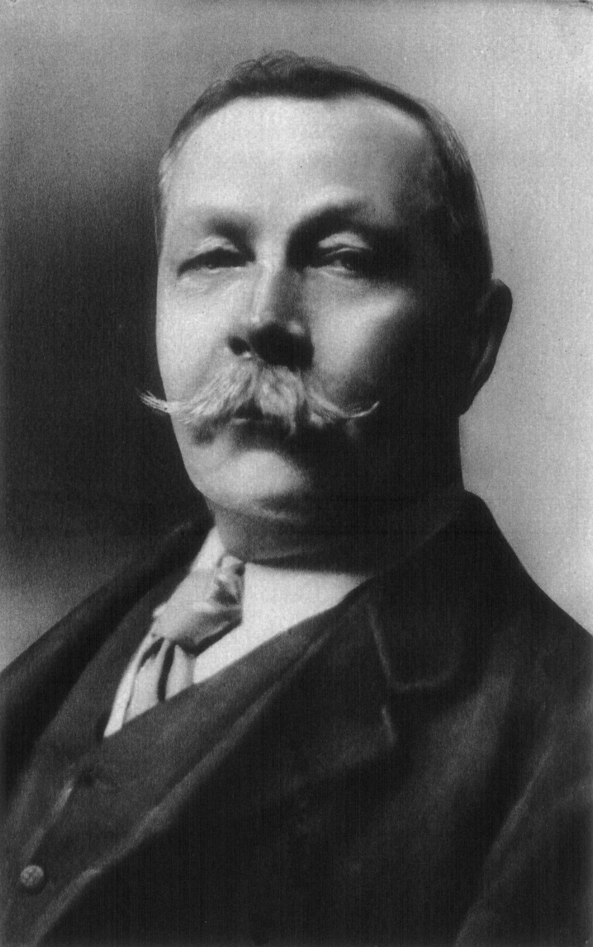 Portrait photographique d'Arthur Conan Doyle en 1914, au cœur de ses années de contre-enquêtes judiciaires.