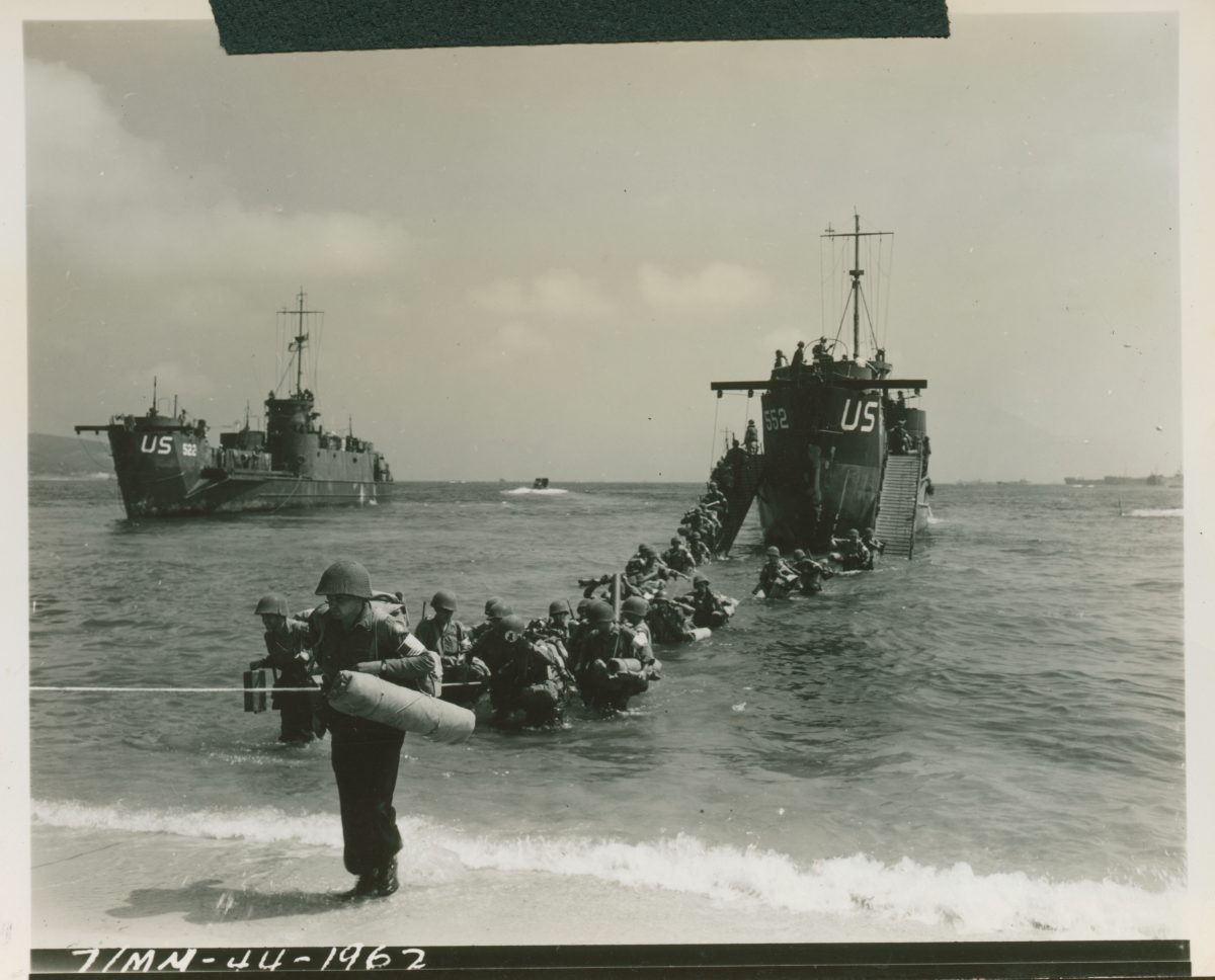 Des fantassins de la 45e division débarquent d'un LCI sur une plage à l'est de Toulon, août 1944.