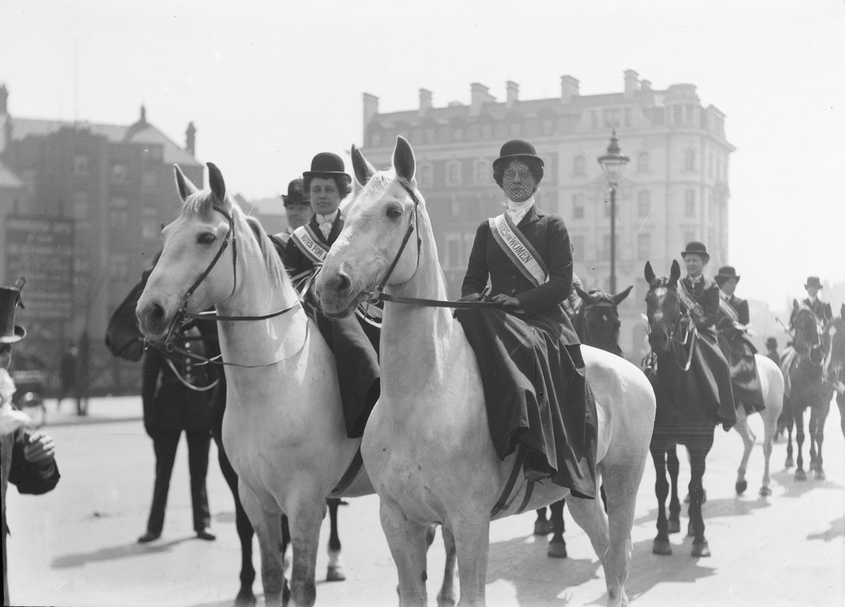Suffragettes à cheval, écharpe « Votes for Women », lors d'un cortège dans les rues de Londres en mai 1909.