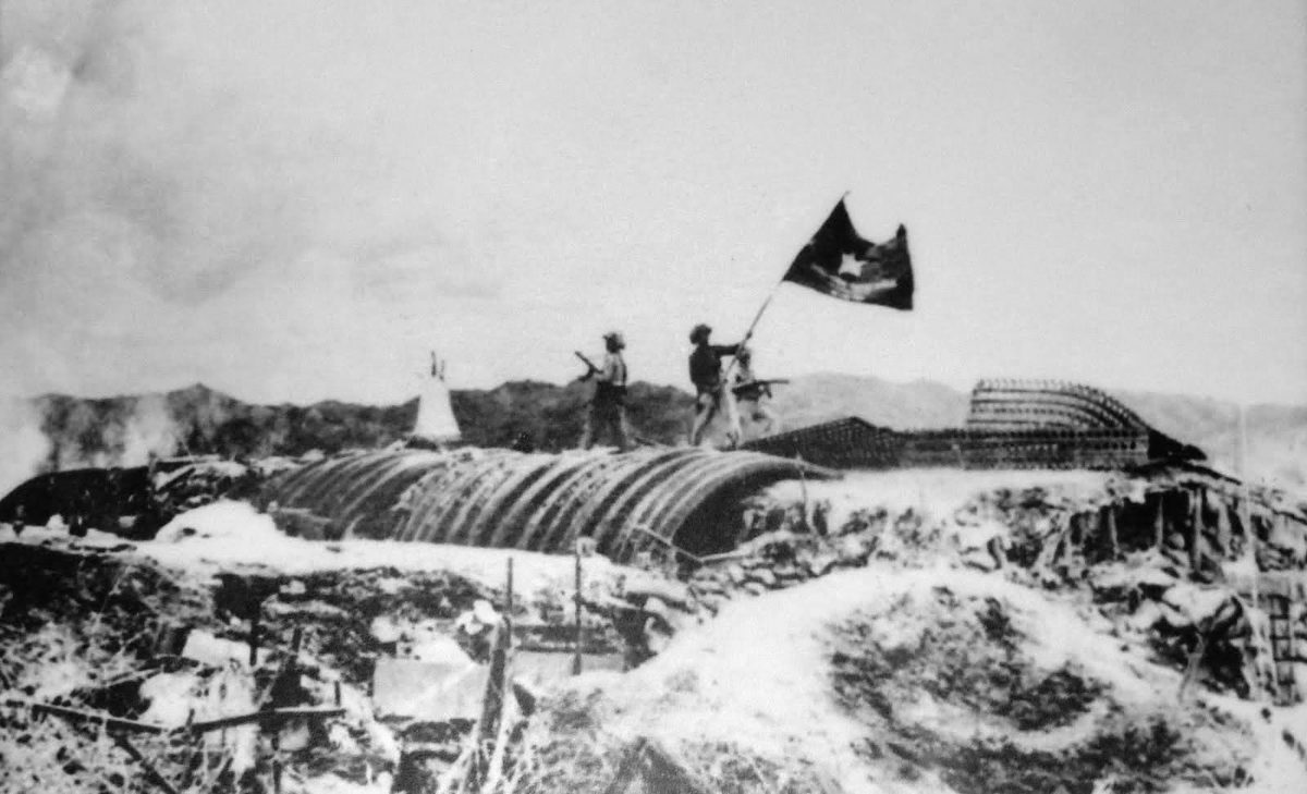 Des soldats du Việt Minh plantent leur drapeau sur le poste de commandement français de Diên Biên Phu, mai 1954.
