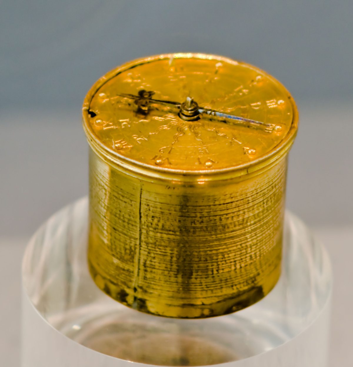 La montre dite « de Henlein », boîtier cylindrique doré du XVIe siècle à aiguille unique, Nuremberg.