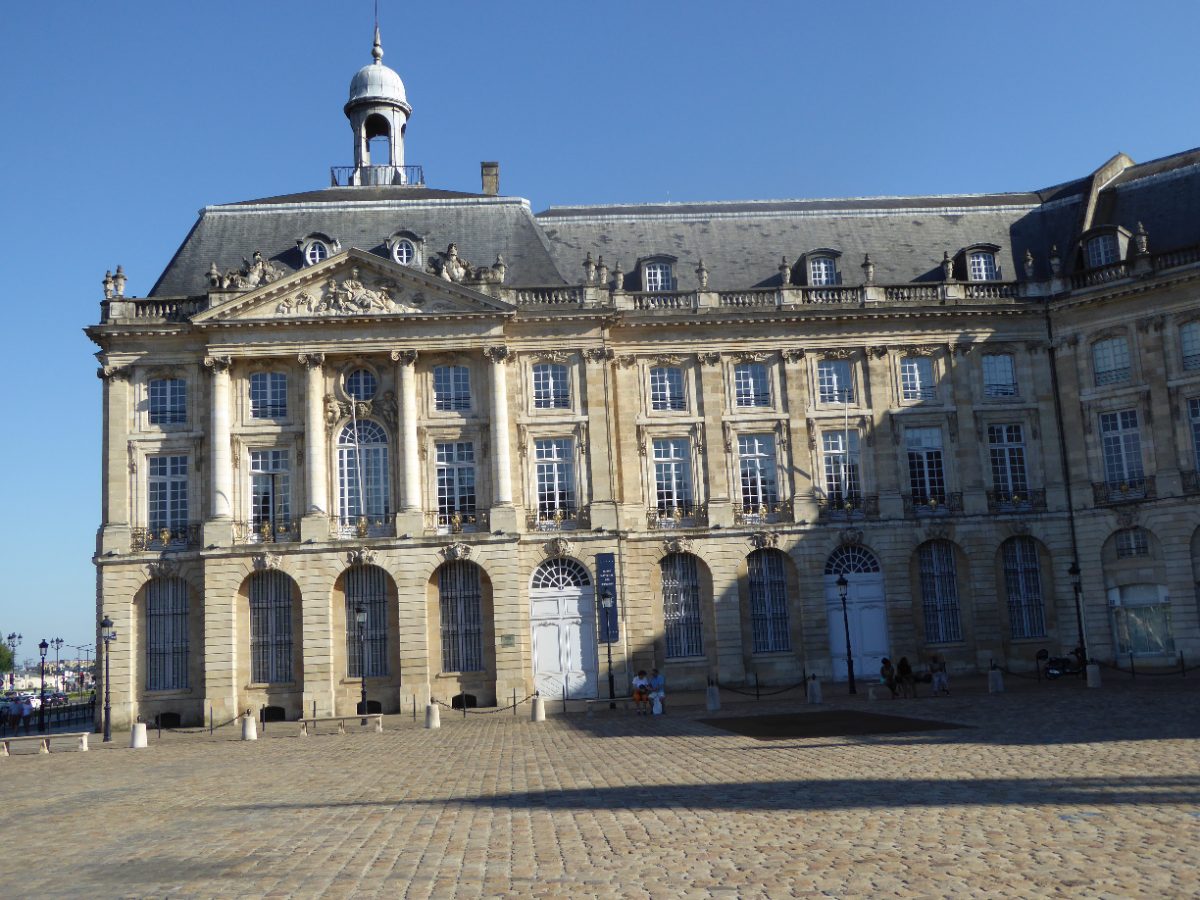 L'hôtel des Fermes du roi, place de la Bourse à Bordeaux, aujourd'hui Musée national des douanes.