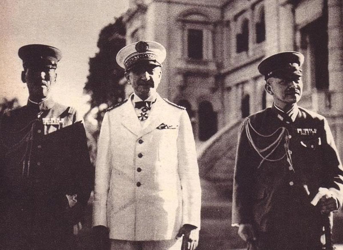 L'amiral Jean Decoux, gouverneur général de l'Indochine, entouré de deux officiers japonais devant un palais colonial.