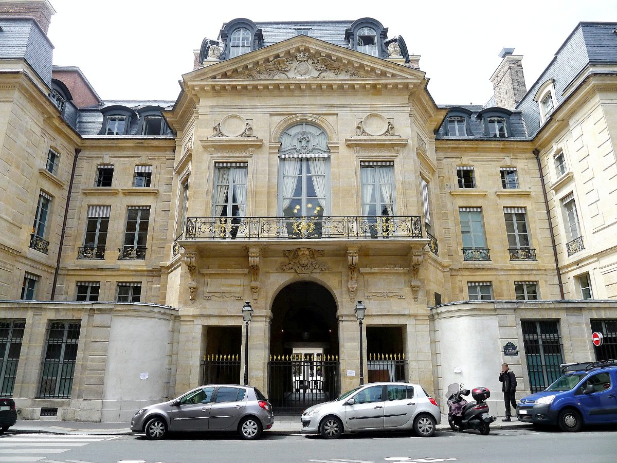 L'entrée du ministère de la Culture, rue de Valois à Paris, dans l'aile est du Palais-Royal.