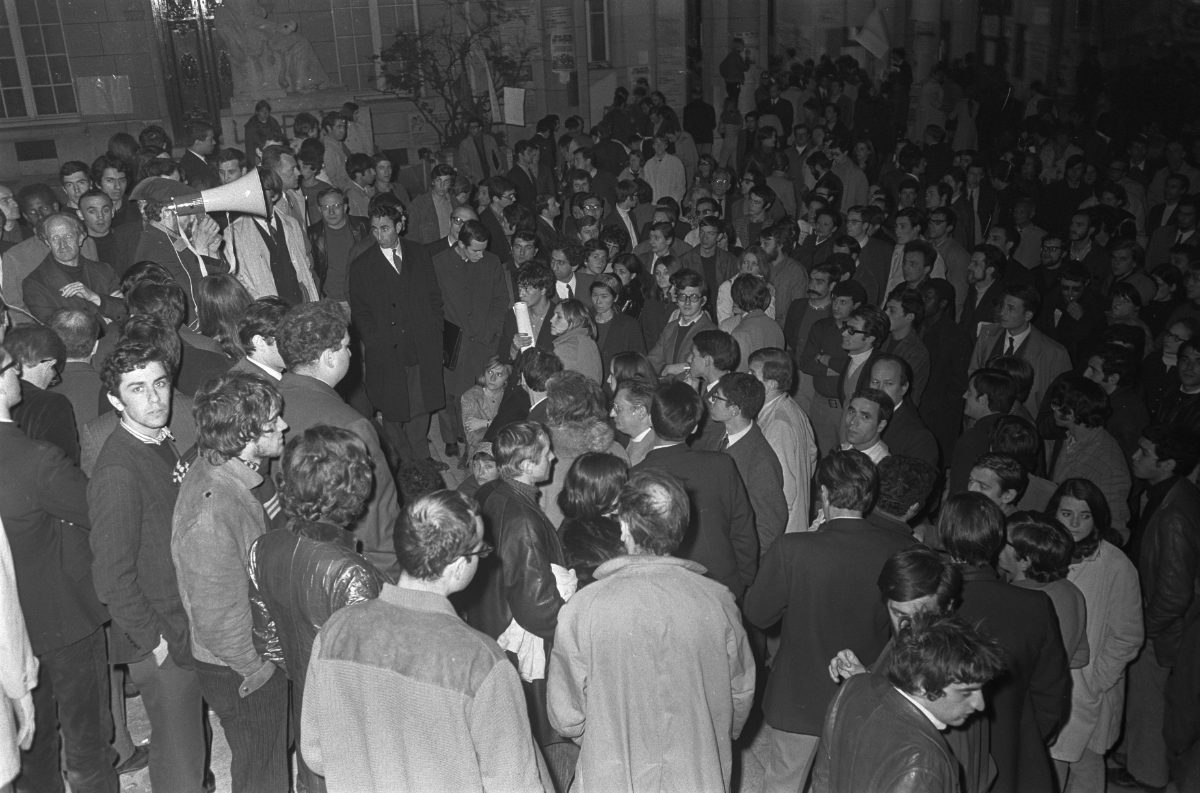 Meeting d'étudiants massés dans la cour de la Sorbonne occupée, Paris, 21 mai 1968.