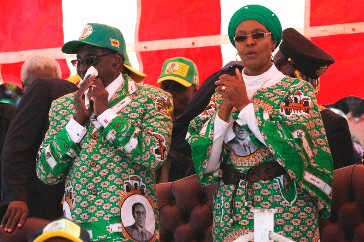 Robert et Grace Mugabe, vêtus du tissu du ZANU-PF, lors d'un meeting au Zimbabwe en 2013.