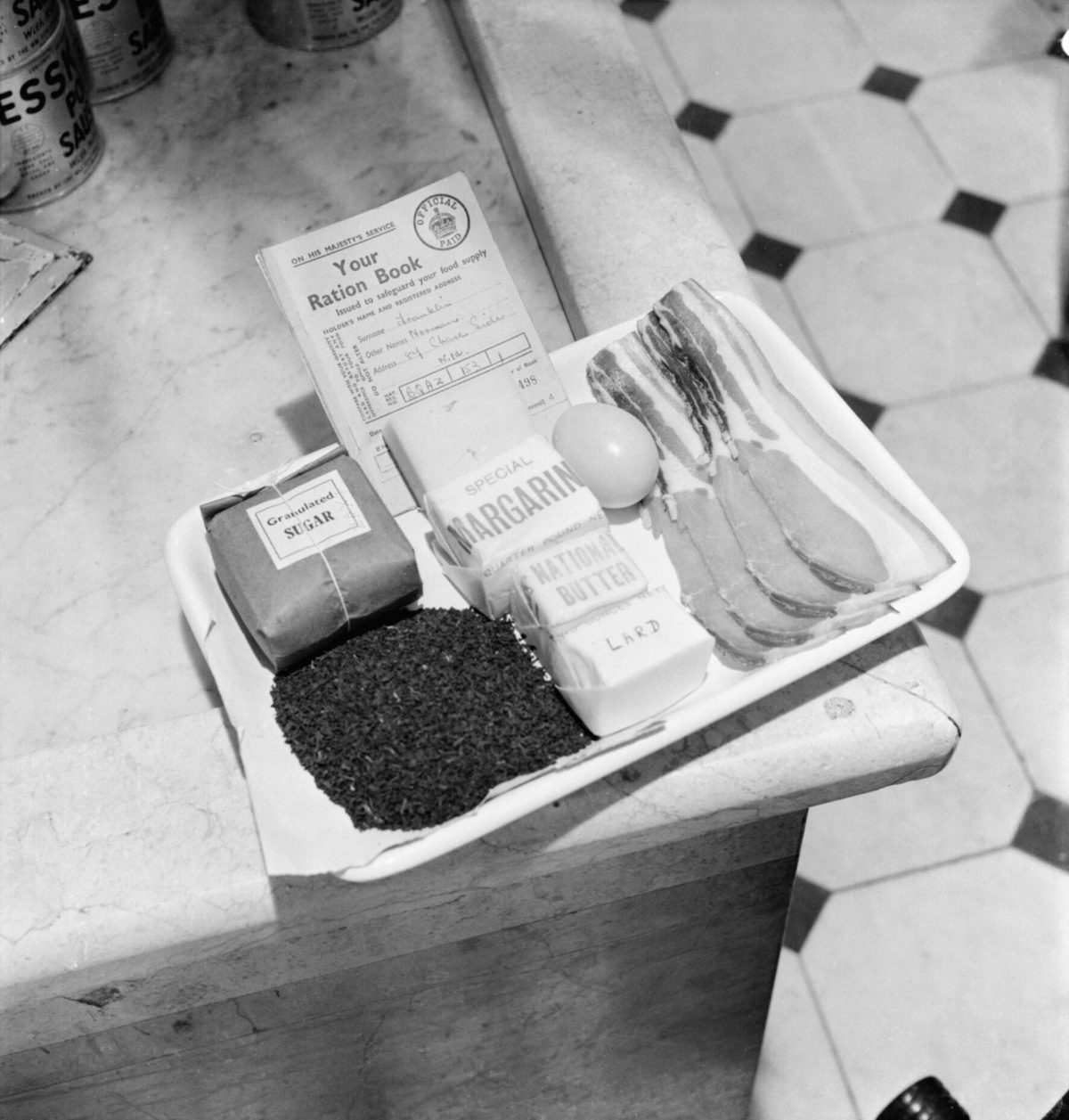 Un carnet de rationnement britannique et la ration hebdomadaire d'un adulte en 1942 : sucre, thé, margarine, beurre, œuf, bacon.