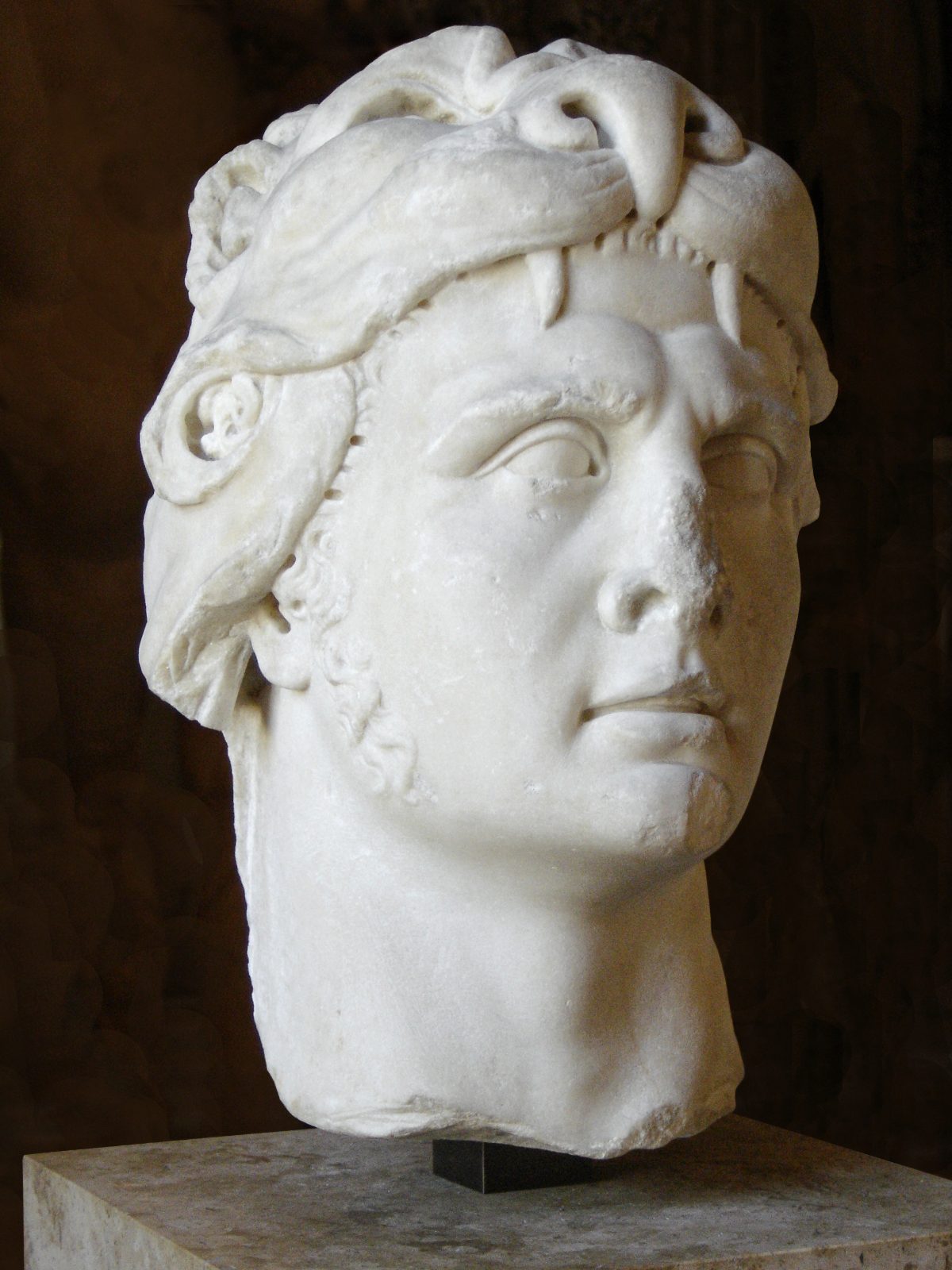 Tête de Mithridate VI du Pont coiffé de la dépouille de lion d'Héraclès, marbre romain, musée du Louvre